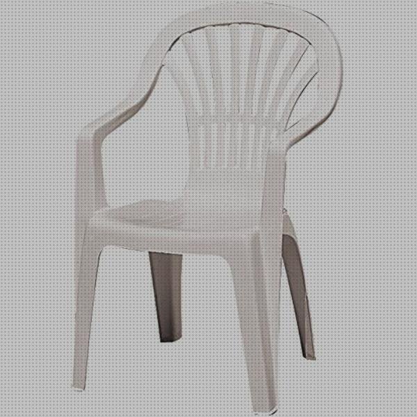 Review de balcones con sillas blancas de plástico