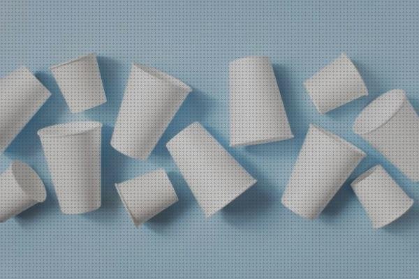 Review de nieve con vasos de plástico