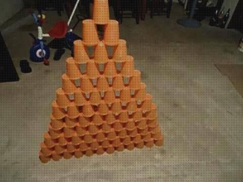 Review de torres con vasos de plástico